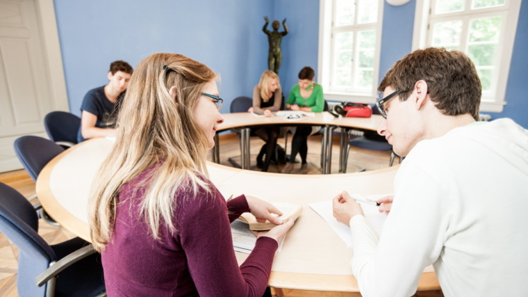 Zwei Personen im Austausch miteinander