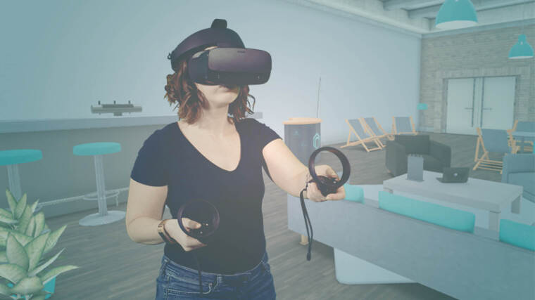 Frau mit VR-Brille im digitalen Raum