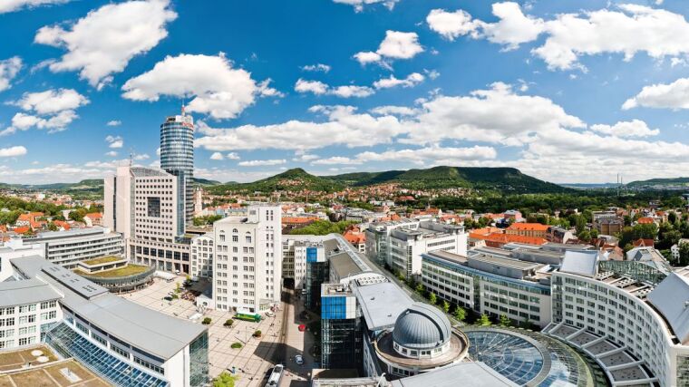 Panorama-Blick auf Jena über den Ernst-Abbe-Platz in Richtung Osten