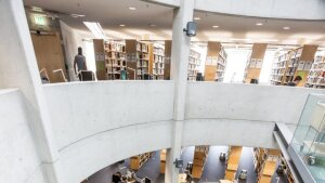 Blick von oben in den Lichthof der ThULB (Standort Geisteswissenschaften)